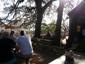 2 musikere stod for underholdningen mens folk spiste, drakk og koste seg